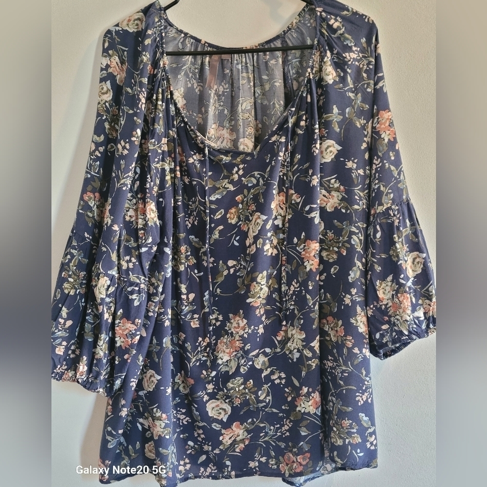 Blue floral peasant top in size 3X.